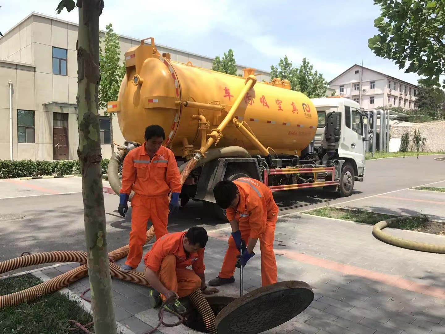 左权管道疏通车停在窨井附近